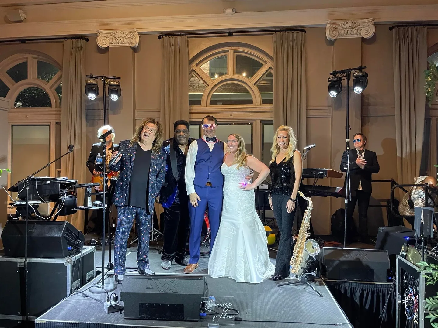 Bride and groom with the musician on the stage